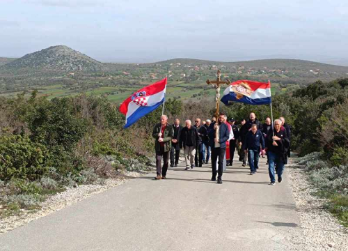 Održan Križni put Hrvatske vojske i policije na brdu Kamenjak iznad Vranskog jezera