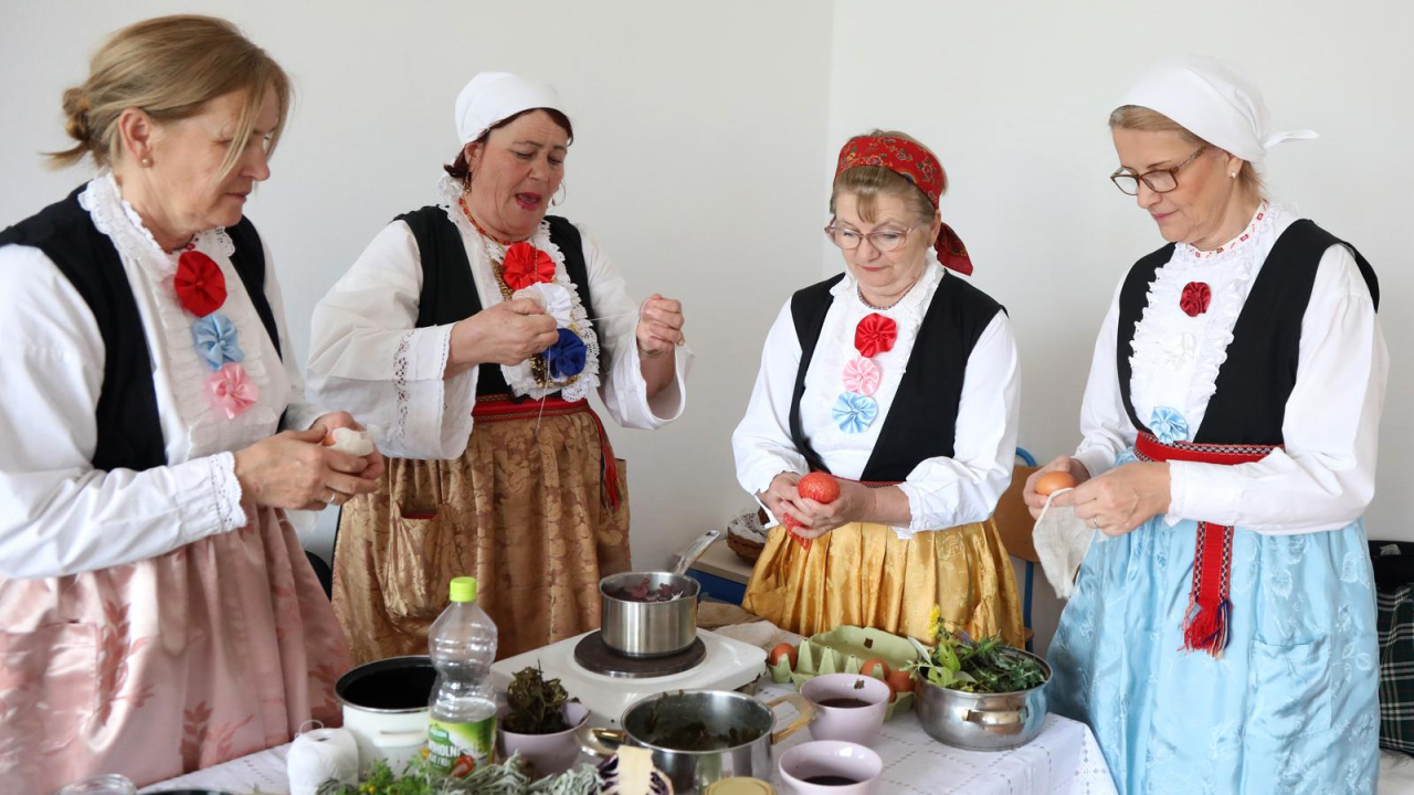 Kapula, radić, cvijeće... Na Brodarici i Krapnju jaja se i dalje bojaju tradicionalo