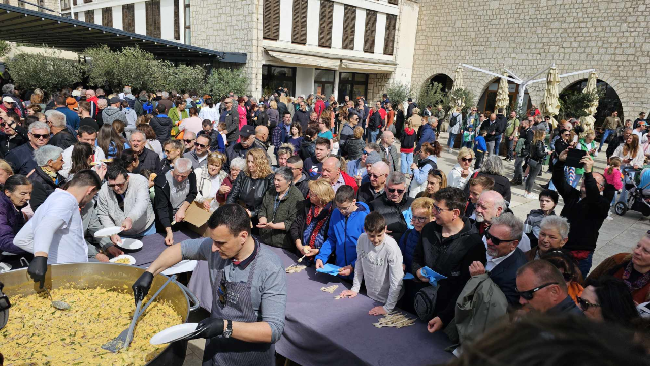 Uskrsni doručak i ove godine privukao brojne Šibenčane, fritaja 'planula' u nekoliko minuta