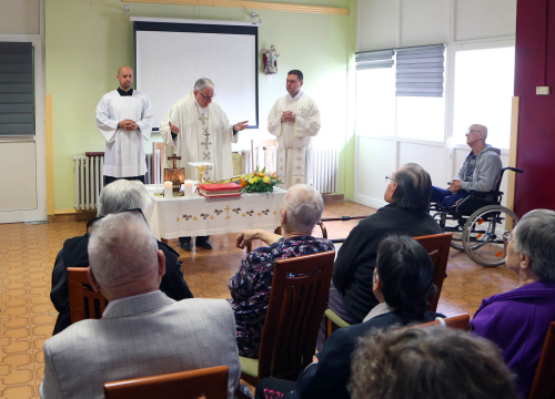 Biskup Rogić predvodio misu u Cvjetnom domu