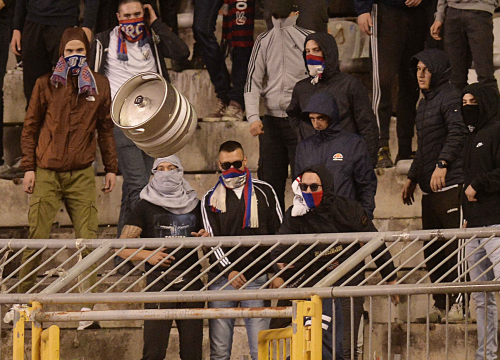 Nakon kaosa u Splitu privedena 51 osoba, policajcu slomljena bedrena kost