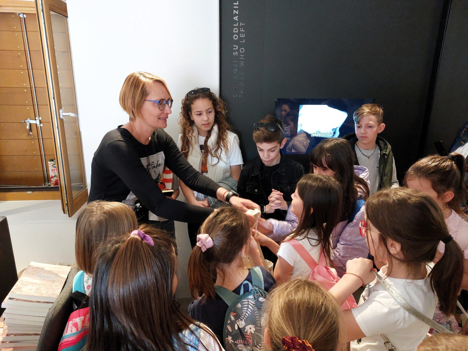 Na Zlarinu otvorena izložba likovnih i literarnih radova s natječaja Mačke