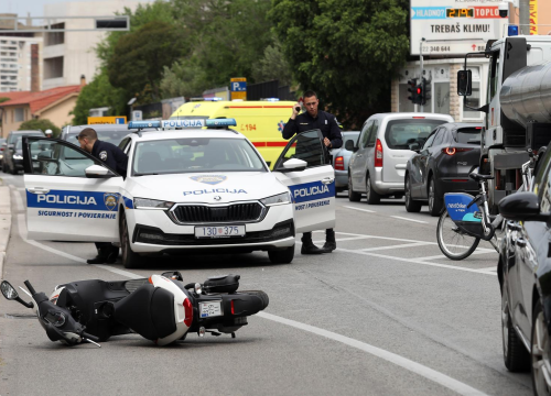 Na Baldekinu sudar automobila i motora: Motorist prevezen u šibensku bolnicu