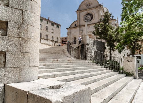 Uklonjene črčkarije koje su od Nove godine 'krasile' skale kod katedrale