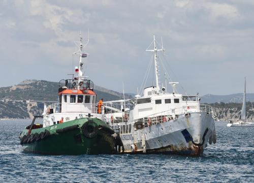 Nakon skoro sedam mjeseci čekanja, legendarni Tijat otegljen je na remont