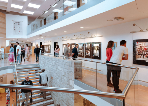 Fotografija 9 - U knjižnici otvorena izložba 'Izađi mala' Sanje Dugandžić