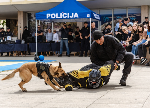 Policajci 'zauzeli' trg ispred Županije kako bi prezentirali svoje zanimanje