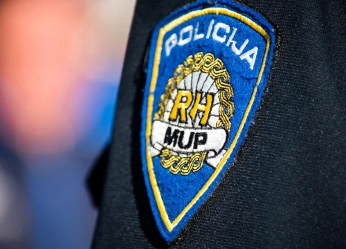 Vozilo se nakon izlijetanja kod Vile Velebita više puta preokrenulo, vozač prevezen u bolnicu