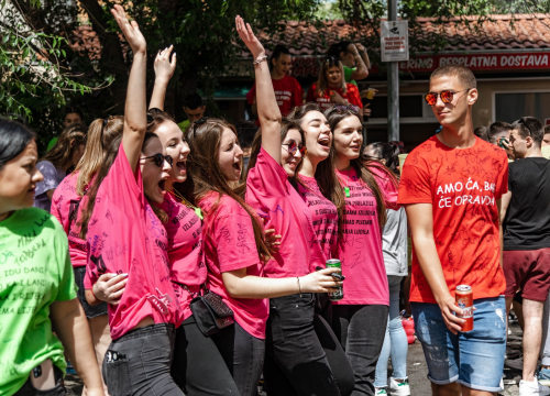 Šibenski maturanti opraštaju se od škole: Slave uz domaće hitove, a budućnost vide vani