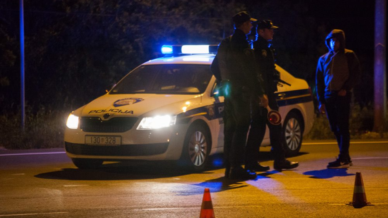 U Kistanjama mladić (22) ukrao automobil 88-godišnjaku, zabio se u suhozid pa ga vratio