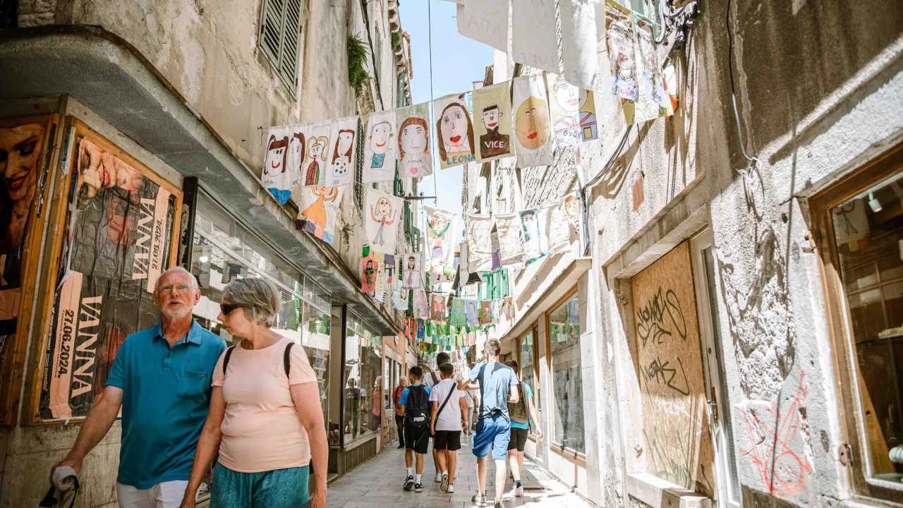 Prvi vjesnici MDF-a na šibenskim ulicama, zastavice kao znak najveselijeg doba