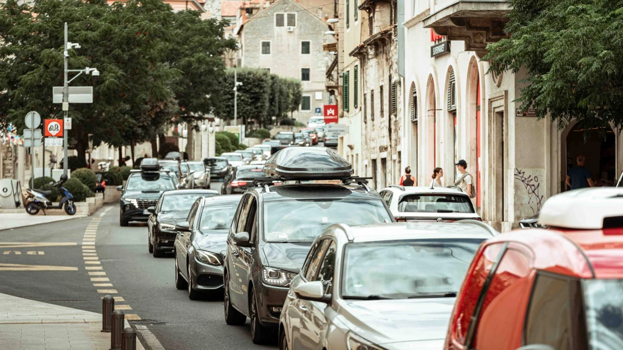 Promet je svuda pojačan, na prilazima turističkim središtima i usporen