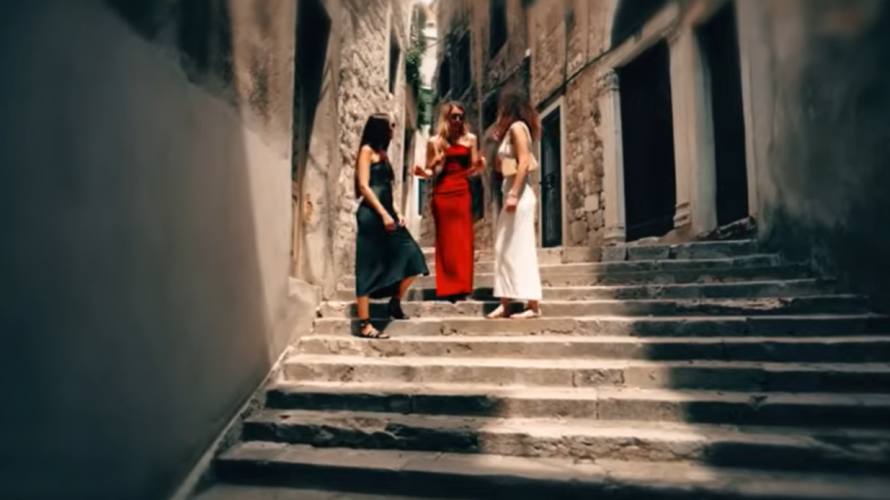 Karan novi spot snimio u Šibeniku, a zbog mašine za pranje rublja morao uzeti kaskadera