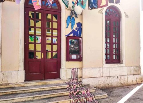 Fotografija 1 - MDF-ov anđeo skinuo krila i odmorio uz sladoled, malo je iskapao po kazalištu