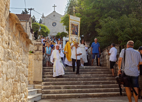 Ove nedjelje u Rogoznici tradicionalnom i svečanom povorkom vraća se slika Gospe u njenu kapelicu!