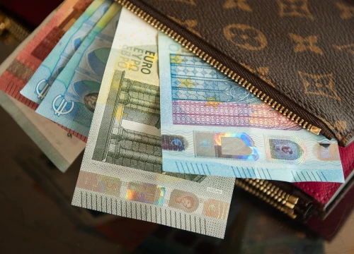 Preko 70 posto: Vlada usvojila odluku o povećanju plaća državnih dužnosnika
