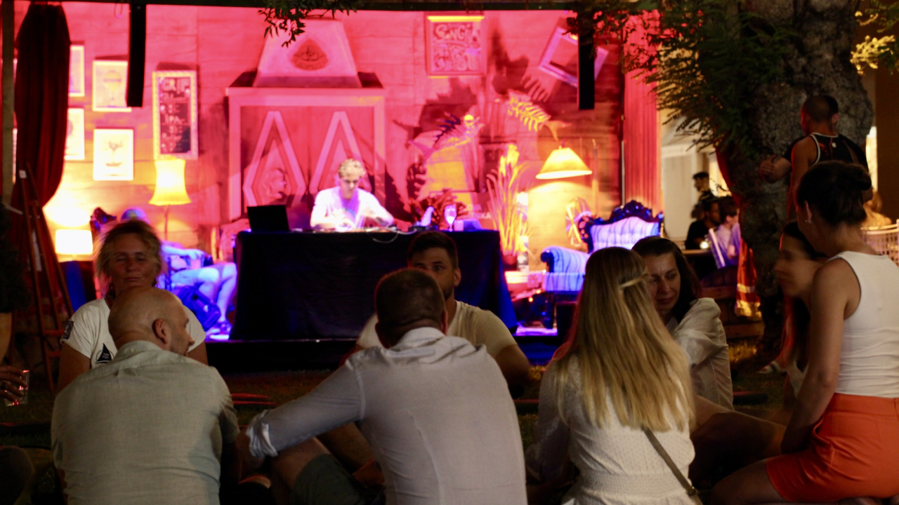 Plesni ritmovi i nostalgični elektronski zvuk FogSellers u subotu ispred Azimuta