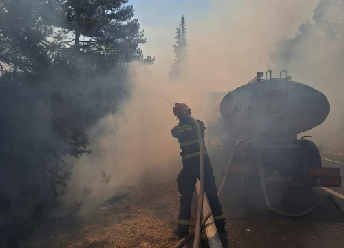 Fotografija 5 - Gori iznad Roškog slapa, požar u zaleđu Skradina i dalje aktivan: Na terenu je 159 vatrogasaca