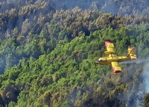 Fotografija 1 - Gori iznad Roškog slapa, požar u zaleđu Skradina i dalje aktivan: Na terenu je 159 vatrogasaca