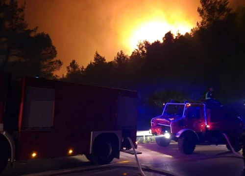 Fotografija 2 - I dalje gori kod Visovačkog jezera, na terenu 120 vatrogasaca: Jednom je pozlilo, prebačen je u šibensku bolnicu