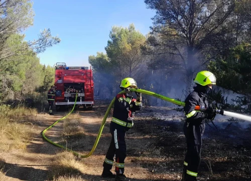 Fotografija 1 - I dalje gori kod Visovačkog jezera, na terenu 120 vatrogasaca: Jednom je pozlilo, prebačen je u šibensku bolnicu