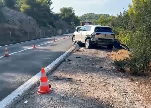 Fotografija 1 - U Jezerima 21-godišnjak pod utjecajem droge vozilom udario tri automobila i sletio u provaliju