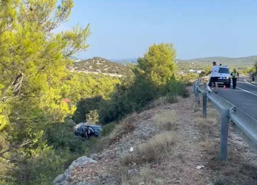 Fotografija 2 - U Jezerima 21-godišnjak pod utjecajem droge vozilom udario tri automobila i sletio u provaliju