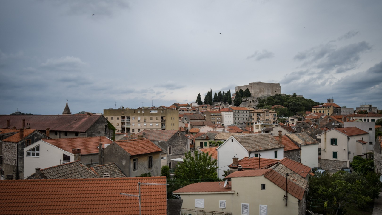 Početak tjedna promjenljivo oblačan uz buru