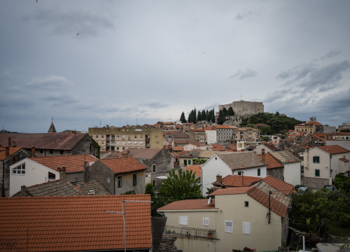 Početak tjedna promjenljivo oblačan uz buru