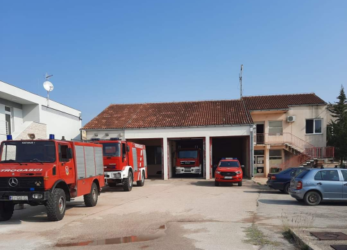 Fotografija 2 - Poziv donatorima: Pomozite DVD-u Kistanje u obnovi opreme stradale u gašenju požara u Ićevu i Bratiškovcima