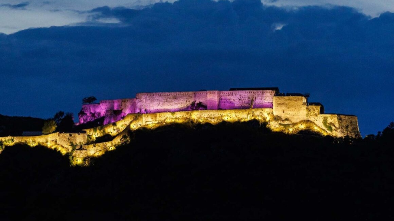 Knin obilježio Svjetski dan sepse ružičastim svjetlima tvrđave