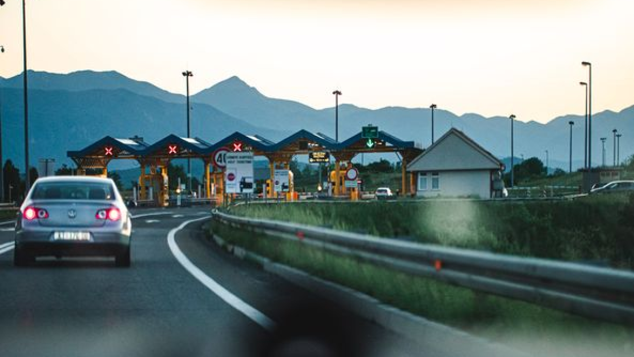 Kolnici mjestimice mokri i skliski u većem dijelu zemlje