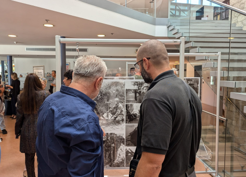 Fotografija 2 - U knjižnici otvorena izložba ratnih fotografija 'Šibeniče, ti si stina'