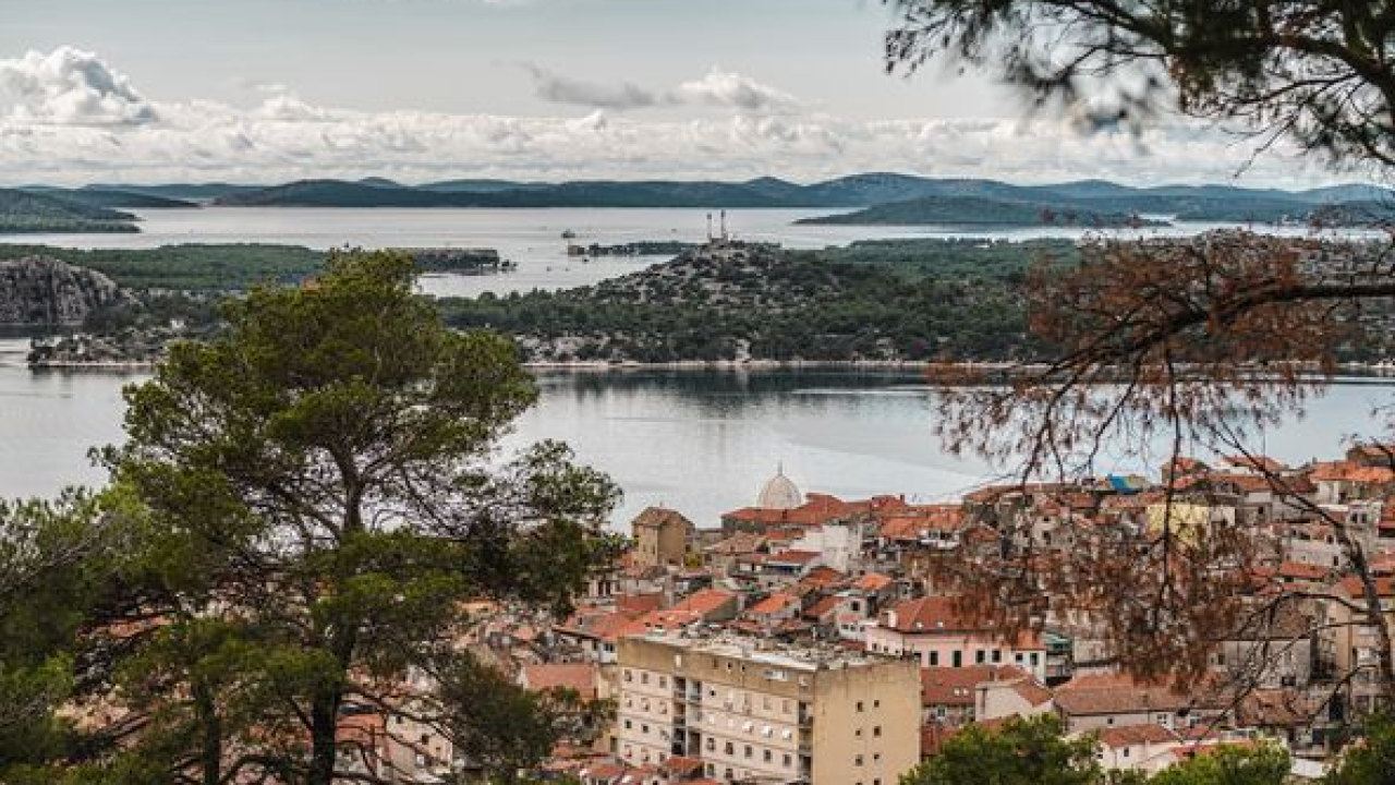 Oblačno s kišom, maksimalna temperatura 23 stupnja