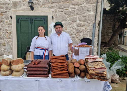 Slavonski duh u srcu Dalmacije: Druženje uz čvarke i čobanac u Tribunju