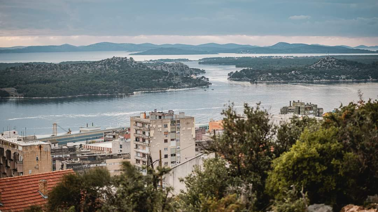 Danas oblačno i kišno uz slabo jugo