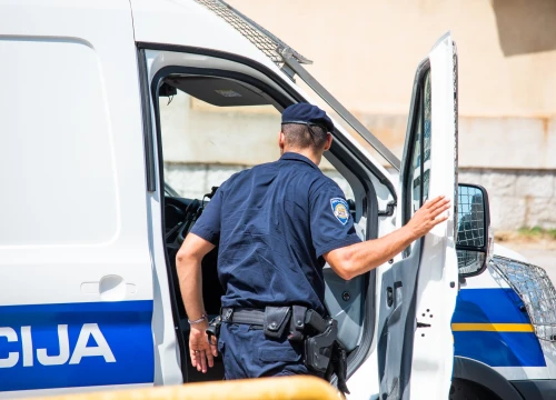 Vandali u Primoštenu srušili suhozid i oštetili dvije mobilne kućice