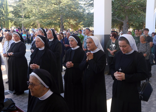 Fotografija 3 - Biskup Rogić predvodio misu na gradskom groblju Kvanj