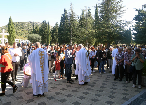 Fotografija 6 - Biskup Rogić predvodio misu na gradskom groblju Kvanj