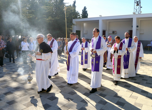 Fotografija 9 - Biskup Rogić predvodio misu na gradskom groblju Kvanj