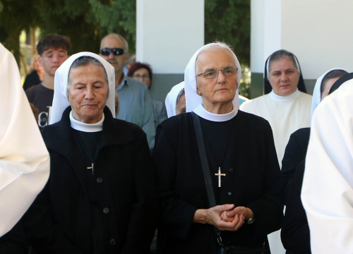 Fotografija 11 - Biskup Rogić predvodio misu na gradskom groblju Kvanj