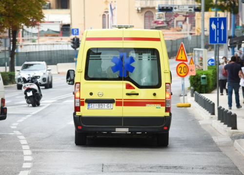 Vozač (69) jučer u Dubravi prebrzo vozio, prešao u suprotnu traku i udario u drugo vozilo