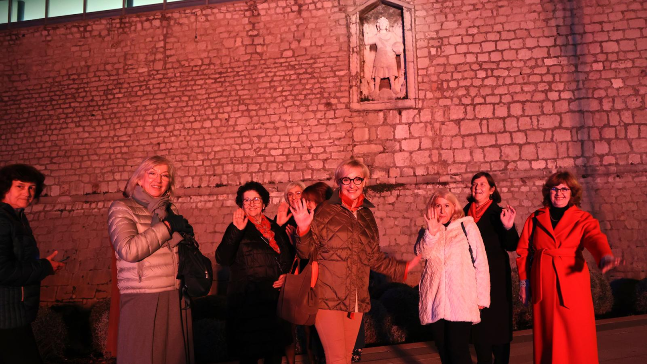 Podrška ženama žrtvama nasilja: Sv. Mihovil u bedemu na Poljani zasvijetlio narančastom bojom