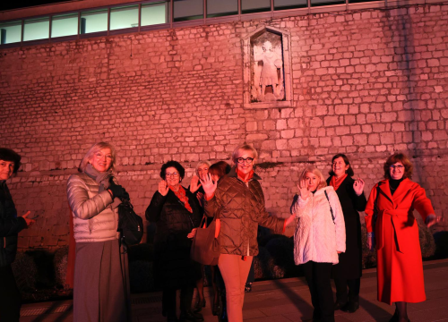 Podrška ženama žrtvama nasilja: Sv. Mihovil u bedemu na Poljani zasvijetlio narančastom bojom