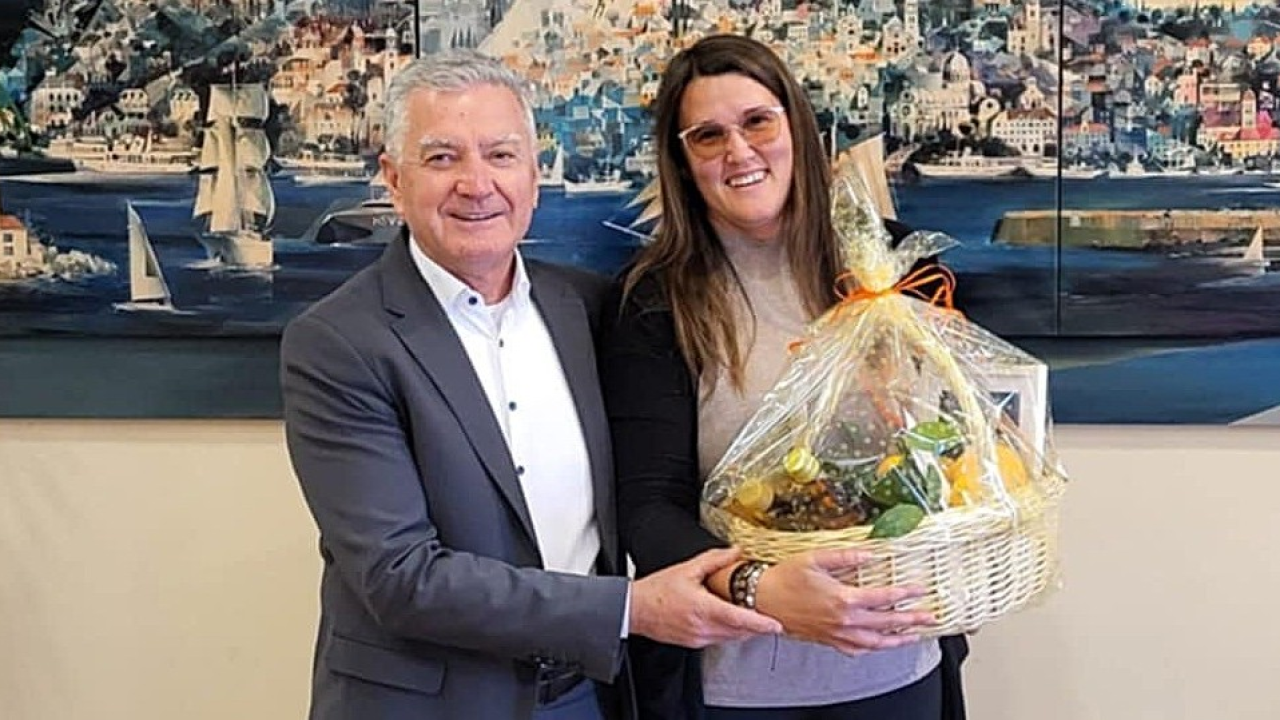 Kaprijani obradovali gradonačelnika Burića košarom punom otočnih proizvoda