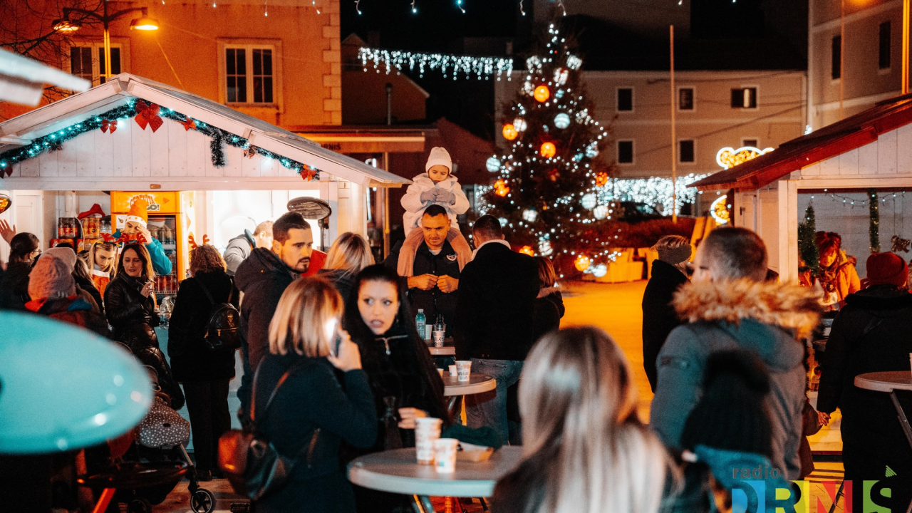 Djed Mraz u Drnišu: Glazbeno-plesni spektakl i radionica za mališane