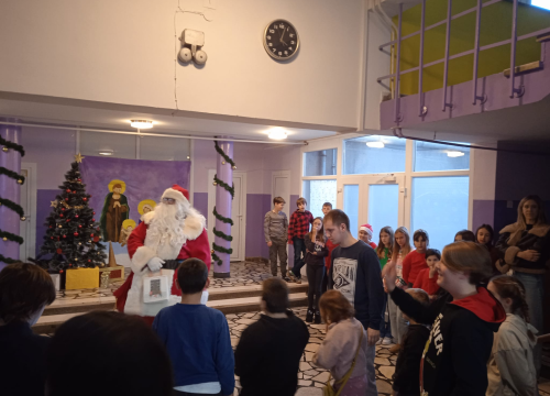 Djed Božićnjak razveselio korisnike Centra Šubićevac