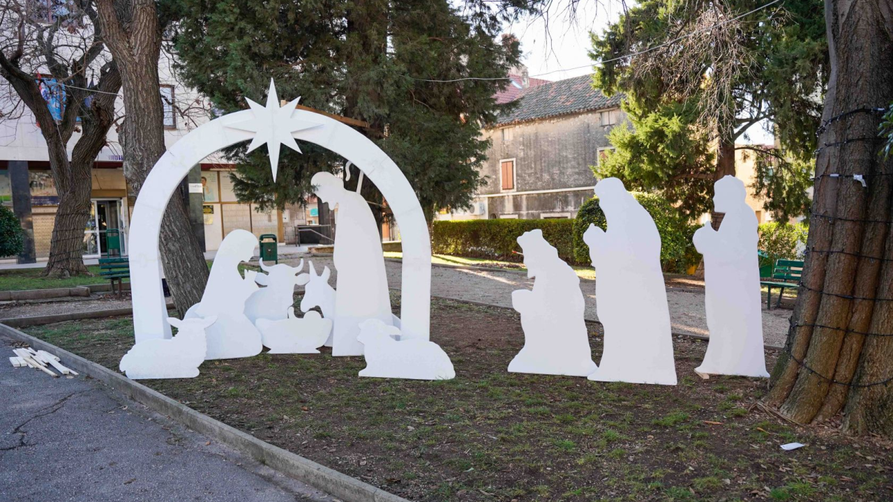 Ispred crkve Gospe van grada postavljene božićne jaslice umjetnika Borka Čelara