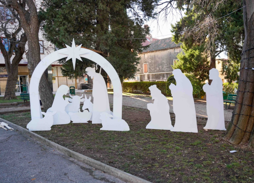 Ispred crkve Gospe van grada postavljene božićne jaslice umjetnika Borka Čelara