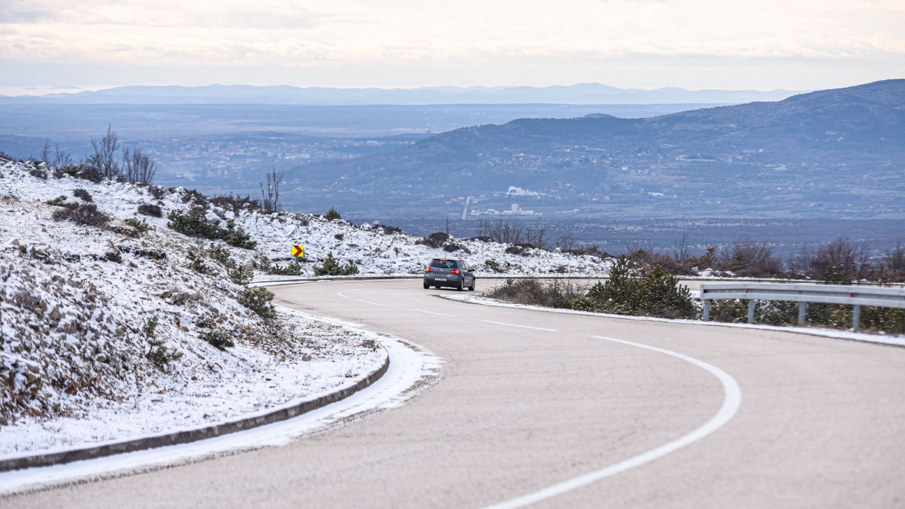 U prometu poteškoće zbog olujnog vjetra i snijega